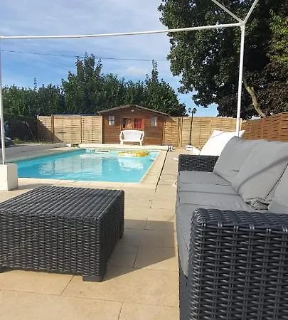 Accueillant T2 Avec Piscine En Option *